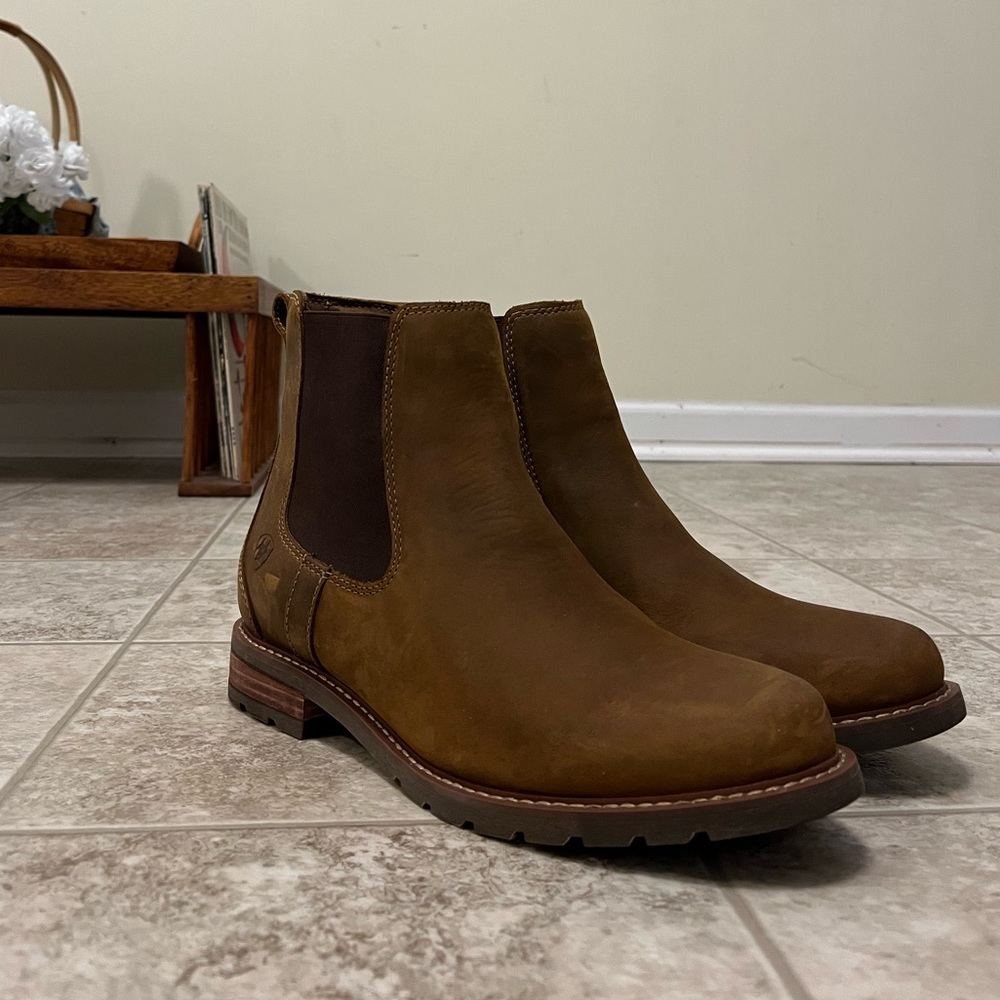 Cute gently used Ariat chelsea boots